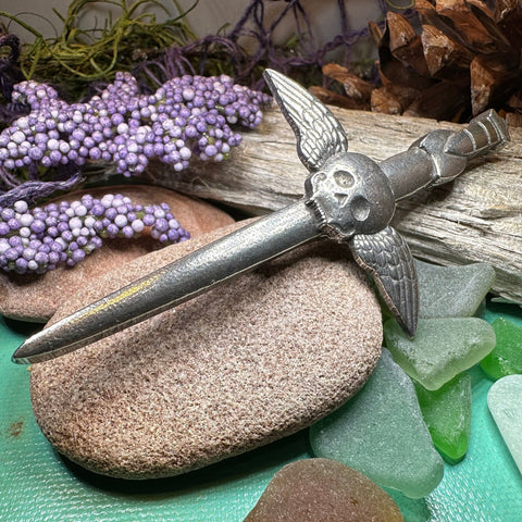 Load image into Gallery viewer, Skull Kilt Pin, King Death Pin, Scotland Kilt Pin, Scottish Brooch, Gothic Brooch, Viking Pin, LARP Gift, Macabre Pin, Skull and Cross Bones
