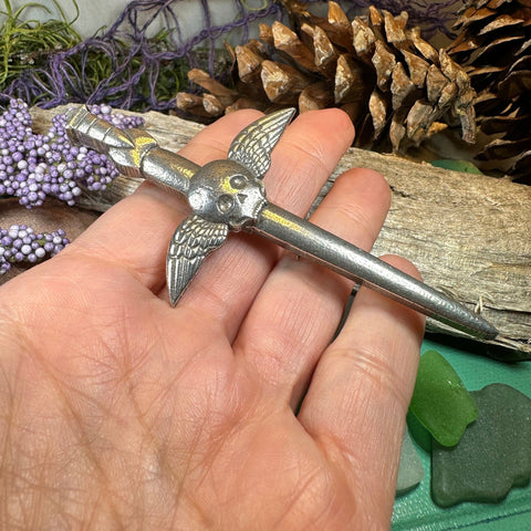 Load image into Gallery viewer, Skull Kilt Pin, King Death Pin, Scotland Kilt Pin, Scottish Brooch, Gothic Brooch, Viking Pin, LARP Gift, Macabre Pin, Skull and Cross Bones
