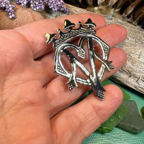 Load image into Gallery viewer, Luckenbooth Brooch, Scotland Jewelry, Bridal Pin, Mom Gift, Friendship Gift, Sister, Girlfriend Gift, Anniversary Gift, Scottish Bride Pin
