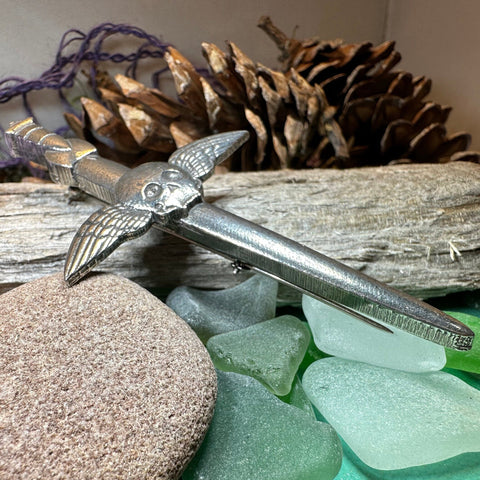 Load image into Gallery viewer, Skull Kilt Pin, King Death Pin, Scotland Kilt Pin, Scottish Brooch, Gothic Brooch, Viking Pin, LARP Gift, Macabre Pin, Skull and Cross Bones
