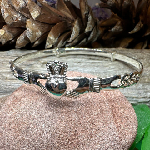 Load image into Gallery viewer, Claddagh Bracelet, Celtic Jewelry, Irish Jewelry, Ireland Gift, Bridal Jewelry, Heart Jewelry, Girlfriend Gift, Wife Gift, Anniversary Gift
