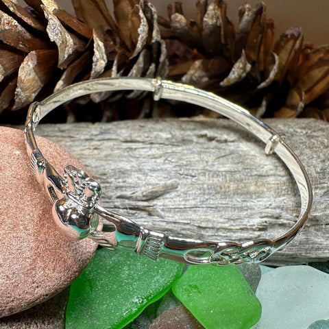 Load image into Gallery viewer, Claddagh Bracelet, Celtic Jewelry, Irish Jewelry, Ireland Gift, Bridal Jewelry, Heart Jewelry, Girlfriend Gift, Wife Gift, Anniversary Gift
