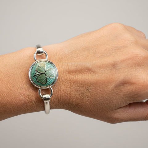 Load image into Gallery viewer, Shamrock Bracelet, Celtic Jewelry, Irish Jewelry, Bangle Bracelet, Clover Jewelry, Ireland Jewelry, Wife Gift, Irish Shamrock Bangle
