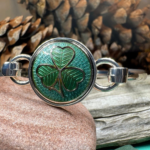 Load image into Gallery viewer, Shamrock Bracelet, Celtic Jewelry, Irish Jewelry, Bangle Bracelet, Clover Jewelry, Ireland Jewelry, Wife Gift, Irish Shamrock Bangle
