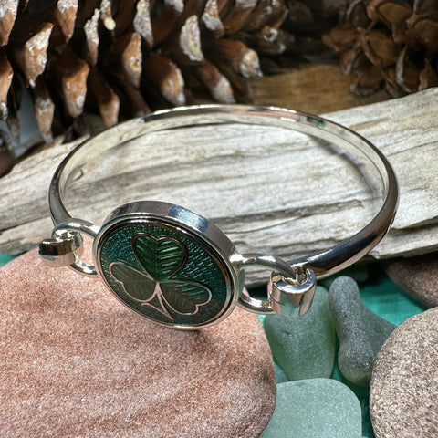 Load image into Gallery viewer, Shamrock Bracelet, Celtic Jewelry, Irish Jewelry, Bangle Bracelet, Clover Jewelry, Ireland Jewelry, Wife Gift, Irish Shamrock Bangle
