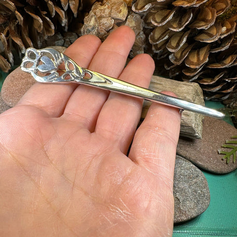 Load image into Gallery viewer, Claddagh Kilt Pin, Irish Jewelry, Ireland Gift, Friendship Gift, Celtic Kilt Pin, Feis Gift, Irish Brooch, Celtic Groom Gift, Bagpiper Gift
