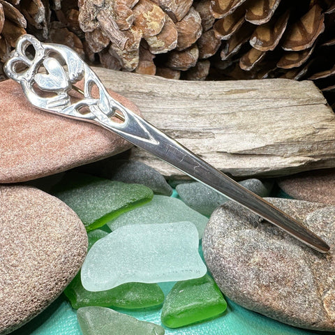 Load image into Gallery viewer, Claddagh Kilt Pin, Irish Jewelry, Ireland Gift, Friendship Gift, Celtic Kilt Pin, Feis Gift, Irish Brooch, Celtic Groom Gift, Bagpiper Gift
