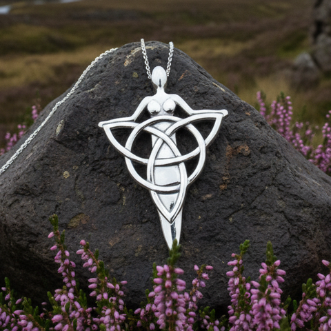 Load image into Gallery viewer, Danu Triquetra Necklace
