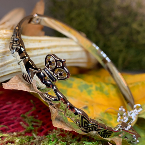 Load image into Gallery viewer, Claddagh Irish Bracelet
