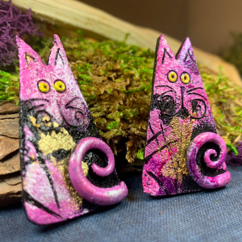 Load image into Gallery viewer, Whimsical Sitting Cat Brooch - Handmade in Scotland
