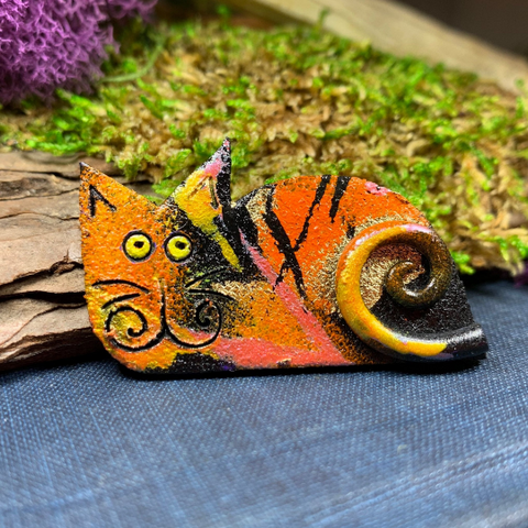 Load image into Gallery viewer, Quirky Cat Brooch
