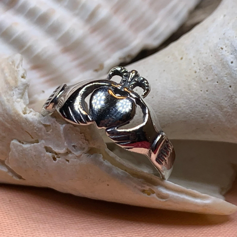 Load image into Gallery viewer, Cushina Irish Claddagh Ring
