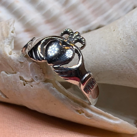 Load image into Gallery viewer, Cushina Irish Claddagh Ring
