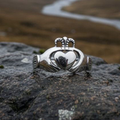 Load image into Gallery viewer, Cushina Irish Claddagh Ring
